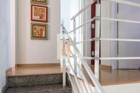 Casa à venda com 138m², 3 quartos e 4 vagas Casa à venda com 138m², 3 quartos e 4 vagasEscada