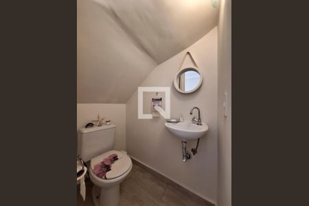 Lavabo de casa de condomínio para alugar com 2 quartos, 85m² em Vila Vitorio Mazzei, São Paulo