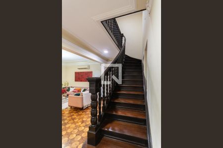 Casa à venda com 200m², 3 quartos e 4 vagasEscada