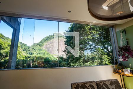 Casa à venda com 390m², 5 quartos e 4 vagasSala de estar vista da janela