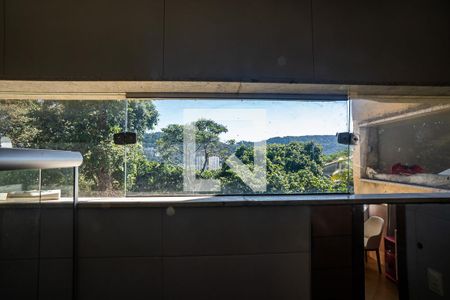 Casa à venda com 390m², 5 quartos e 4 vagasQuarto 3 suite - banheiro vista da janela