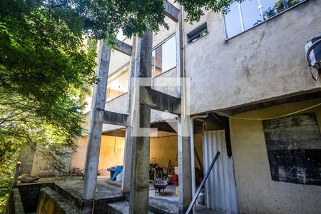 Casa à venda com 390m², 5 quartos e 4 vagasFundos da casa