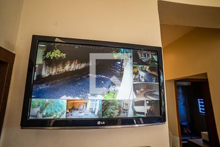 Casa à venda com 390m², 5 quartos e 4 vagasCameras de segurança