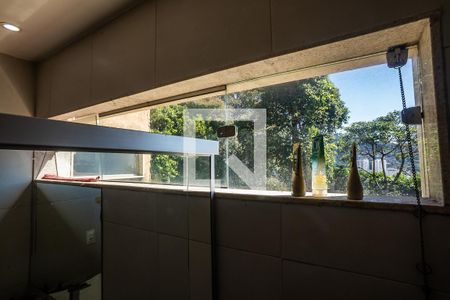 Casa à venda com 390m², 5 quartos e 4 vagasQuarto 2 suite - banheiro