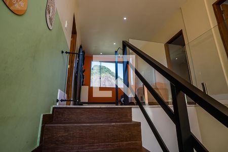 Casa à venda com 390m², 5 quartos e 4 vagasEscadas