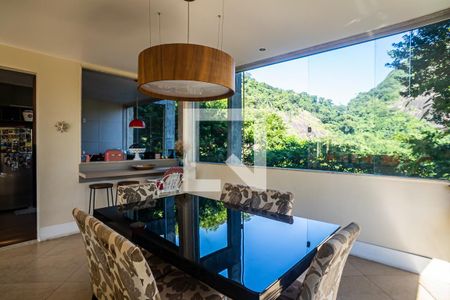 Casa à venda com 390m², 5 quartos e 4 vagasSala de estar