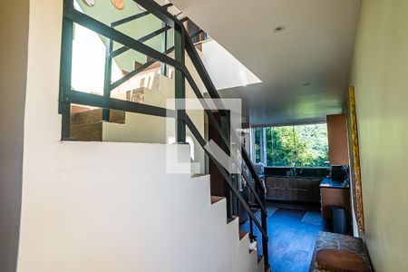 Casa à venda com 390m², 5 quartos e 4 vagascorredor de entrada para cozinha