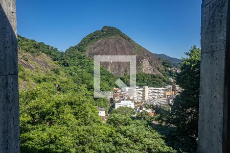 Casa à venda com 390m², 5 quartos e 4 vagasSala de estar vista da janela