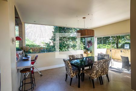 Casa à venda com 390m², 5 quartos e 4 vagasSala de estar