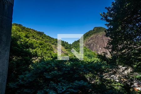 Casa à venda com 390m², 5 quartos e 4 vagasSala de estar vista da janela