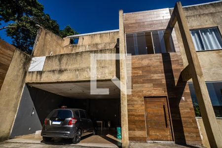 Casa à venda com 390m², 5 quartos e 4 vagasEntrada da casa e garagem