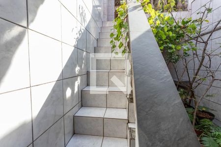 Casa à venda com 122m², 2 quartos e 1 vaga Casa à venda com 122m², 2 quartos e 1 vagaEscada para área coberta