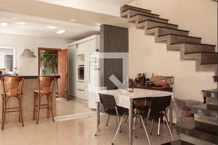 Casa à venda com 240m², 3 quartos e 3 vagas Casa à venda com 240m², 3 quartos e 3 vagasCopa