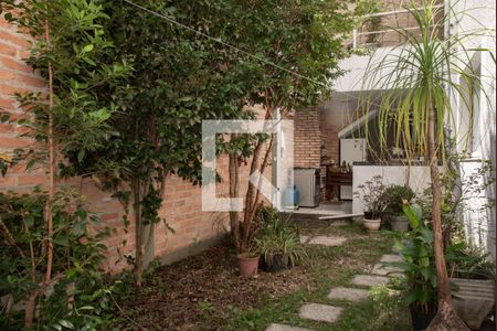 Casa à venda com 240m², 3 quartos e 3 vagas Casa à venda com 240m², 3 quartos e 3 vagasQuintal/Jardim