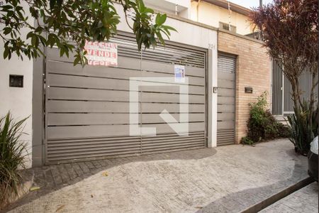 Casa à venda com 240m², 3 quartos e 3 vagas Casa à venda com 240m², 3 quartos e 3 vagasFrente