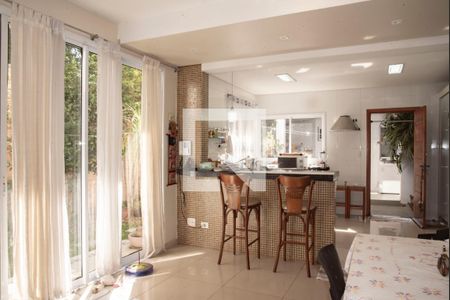 Casa à venda com 240m², 3 quartos e 3 vagas Casa à venda com 240m², 3 quartos e 3 vagasCopa