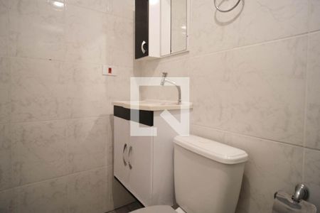 Banheiro  de casa para alugar com 1 quarto, 45m² em Vila Londrina, São Paulo