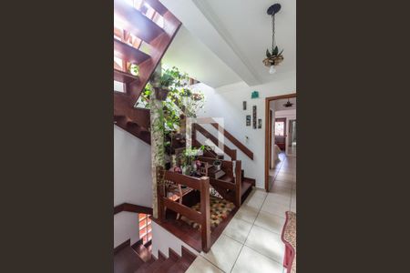 Casa à venda com 326m², 4 quartos e 3 vagas Casa à venda com 326m², 4 quartos e 3 vagasEscada