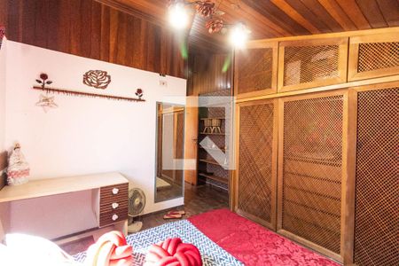 Casa à venda com 326m², 4 quartos e 3 vagas Casa à venda com 326m², 4 quartos e 3 vagasQuarto 4