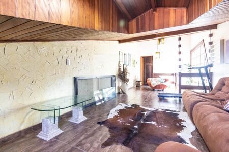 Casa à venda com 326m², 4 quartos e 3 vagas Casa à venda com 326m², 4 quartos e 3 vagasDetalhe