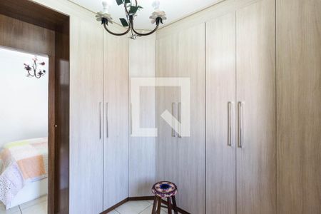 Casa à venda com 326m², 4 quartos e 3 vagas Casa à venda com 326m², 4 quartos e 3 vagasCloset