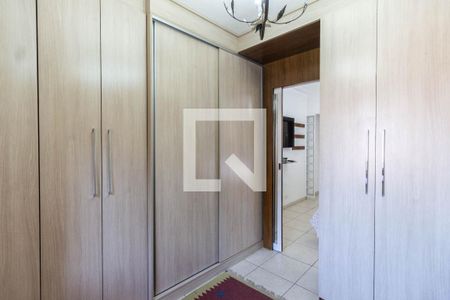 Casa à venda com 326m², 4 quartos e 3 vagas Casa à venda com 326m², 4 quartos e 3 vagasCloset