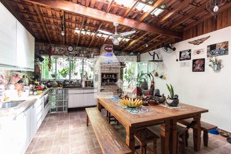 Casa à venda com 326m², 4 quartos e 3 vagas Casa à venda com 326m², 4 quartos e 3 vagasChurrasqueira