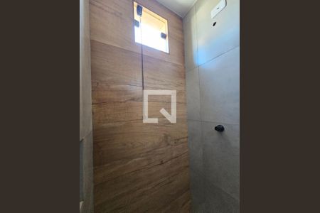 Banheiro de kitnet/studio para alugar com 1 quarto, 24m² em Jardim Márcia, Suzano