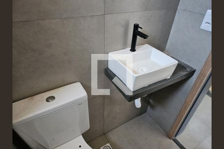 Banheiro de kitnet/studio para alugar com 1 quarto, 24m² em Jardim Márcia, Suzano