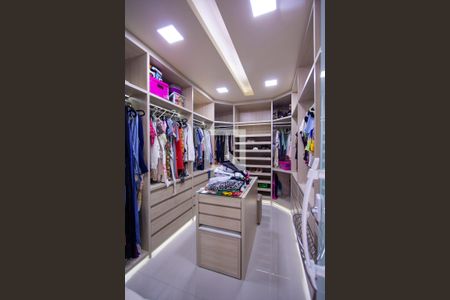 Casa para alugar com 237m², 5 quartos e 2 vagas Casa para alugar com 237m², 5 quartos e 2 vagasCloset da Suíte 3