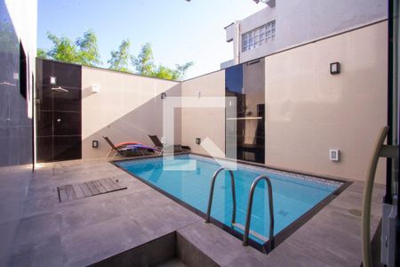 Casa para alugar com 237m², 5 quartos e 2 vagas Casa para alugar com 237m², 5 quartos e 2 vagasPiscina