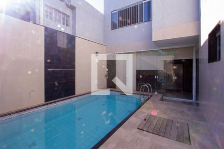 Casa para alugar com 237m², 5 quartos e 2 vagas Casa para alugar com 237m², 5 quartos e 2 vagasPiscina