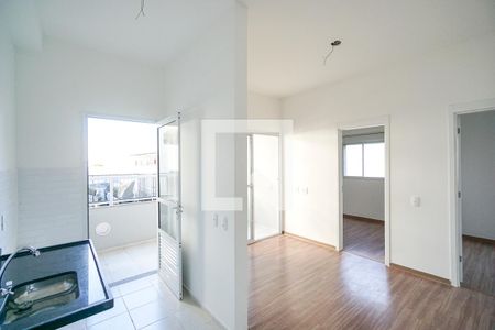 Sala e cozinha de apartamento para alugar com 2 quartos, 42m² em Penha de França, São Paulo