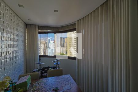 Sala de apartamento à venda com 4 quartos, 135m² em Funcionários, Belo Horizonte
