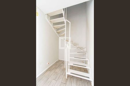 Casa de condomínio à venda com 69m², 2 quartos e 1 vagaEscada