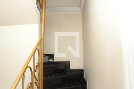 Escada de casa para alugar com 2 quartos, 73m² em Floramar, Belo Horizonte