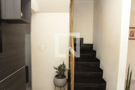 Escada de casa à venda com 2 quartos, 73m² em Floramar, Belo Horizonte