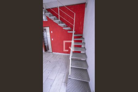 Casa para alugar com 160m², 5 quartos e 2 vagas Casa para alugar com 160m², 5 quartos e 2 vagasEscada