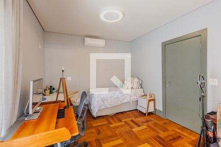 Casa à venda com 373m², 4 quartos e 4 vagasSuíte 2