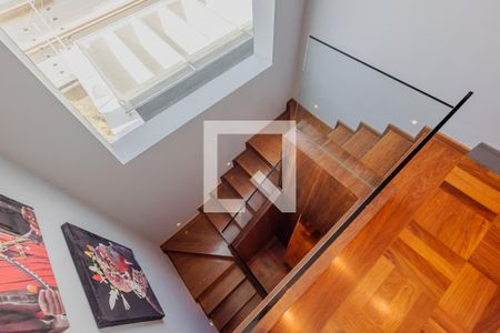 Casa à venda com 373m², 4 quartos e 4 vagasEscada