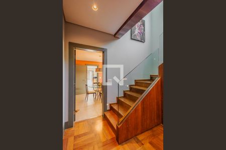 Casa à venda com 373m², 4 quartos e 4 vagasEscada