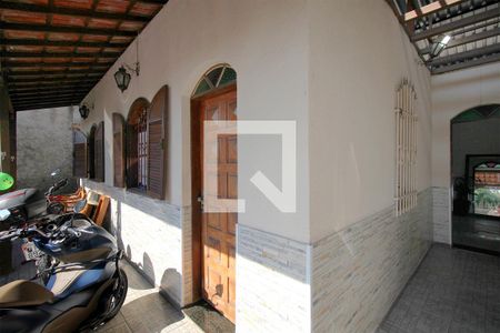 Casa à venda com 400m², 3 quartos e 3 vagasGaragem e fachada interna