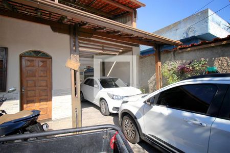 Casa à venda com 400m², 3 quartos e 3 vagasGaragem e jardim frontal