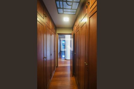 Casa à venda com 620m², 5 quartos e 5 vagas Casa à venda com 620m², 5 quartos e 5 vagasArmário da Suíte 2