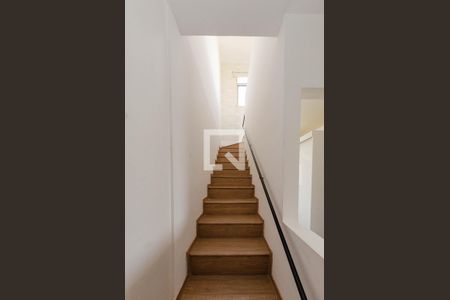 Escada de apartamento para alugar com 1 quarto, 110m² em Buritis, Belo Horizonte
