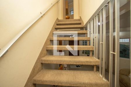 Escada  de casa à venda com 3 quartos, 178m² em Piraporinha, Diadema