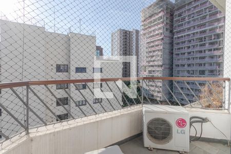 Apartamento à venda com 217m², 4 quartos e 4 vagasVaranda da Suíte 1