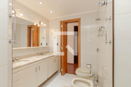 Apartamento à venda com 217m², 4 quartos e 4 vagasBanheiro da Suíte 1