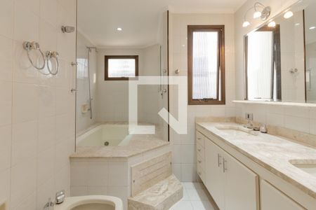 Apartamento à venda com 217m², 4 quartos e 4 vagasBanheiro da Suíte 1