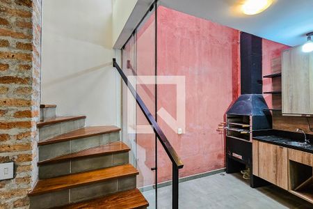 escada de casa de condomínio para alugar com 3 quartos, 162m² em Jardim da Glória, São Paulo